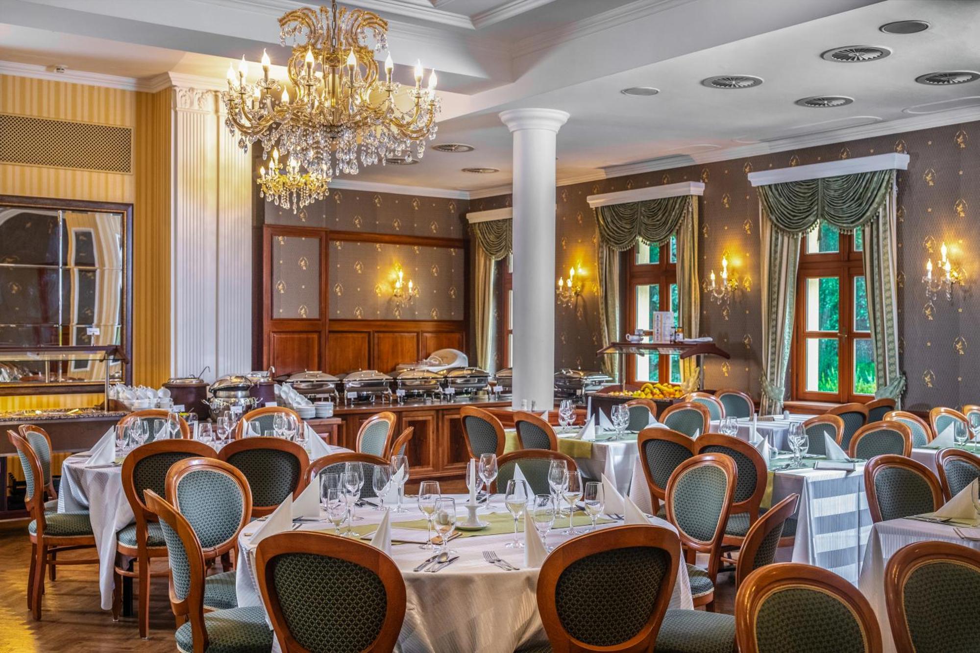 Parádsasvár Kastelyhotel Sasvar Resort מראה חיצוני תמונה