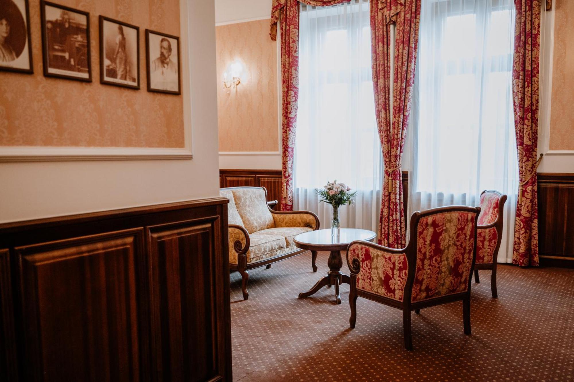 Parádsasvár Kastelyhotel Sasvar Resort מראה חיצוני תמונה